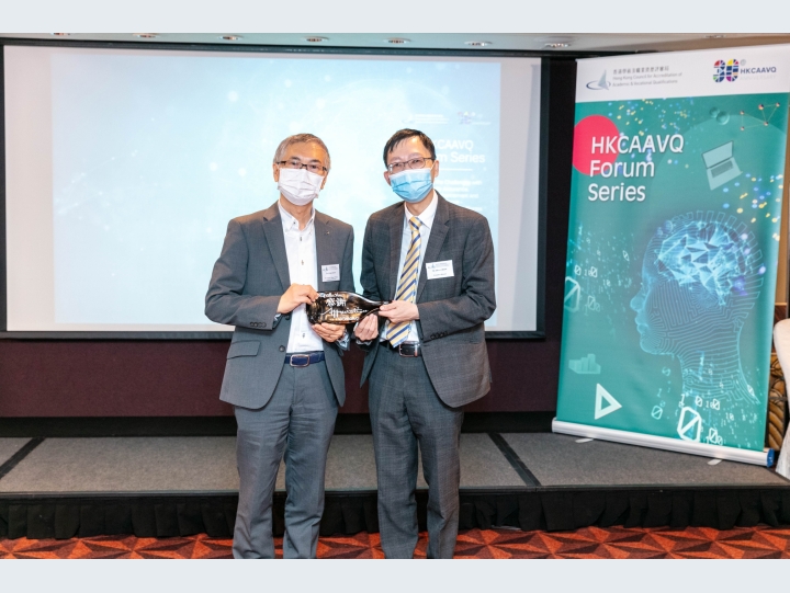 致送紀念品儀式 （圖左至右）耀中幼教學院校長袁海球教授、評審局總幹事周慶邦先生