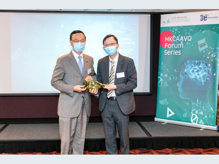 致送紀念品儀式 （圖左至右）明愛專上學院校長麥建華博士 , BBS, JP、評審局總幹事周慶邦先生