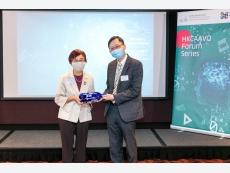 致送紀念品儀式 （圖左至右）香港伍倫貢書院副校長（學術）暨署理院長關利平教授、評審局總幹事周慶邦先生