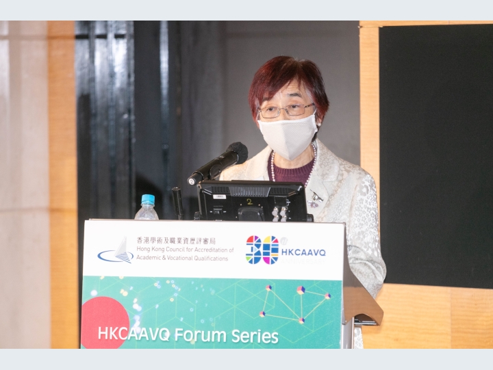 香港伍倫貢書院副校長（學術）暨署理 院長關利平教授發表演說