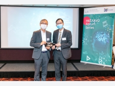 致送紀念品儀式 （圖左至右）耀中幼教學院校長袁海球教授、評審局總幹事周慶邦先生